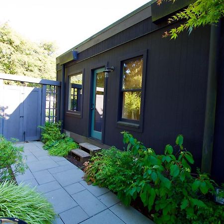Phinney Ridge Flat With Backyard Oasis Seattle Exterior photo