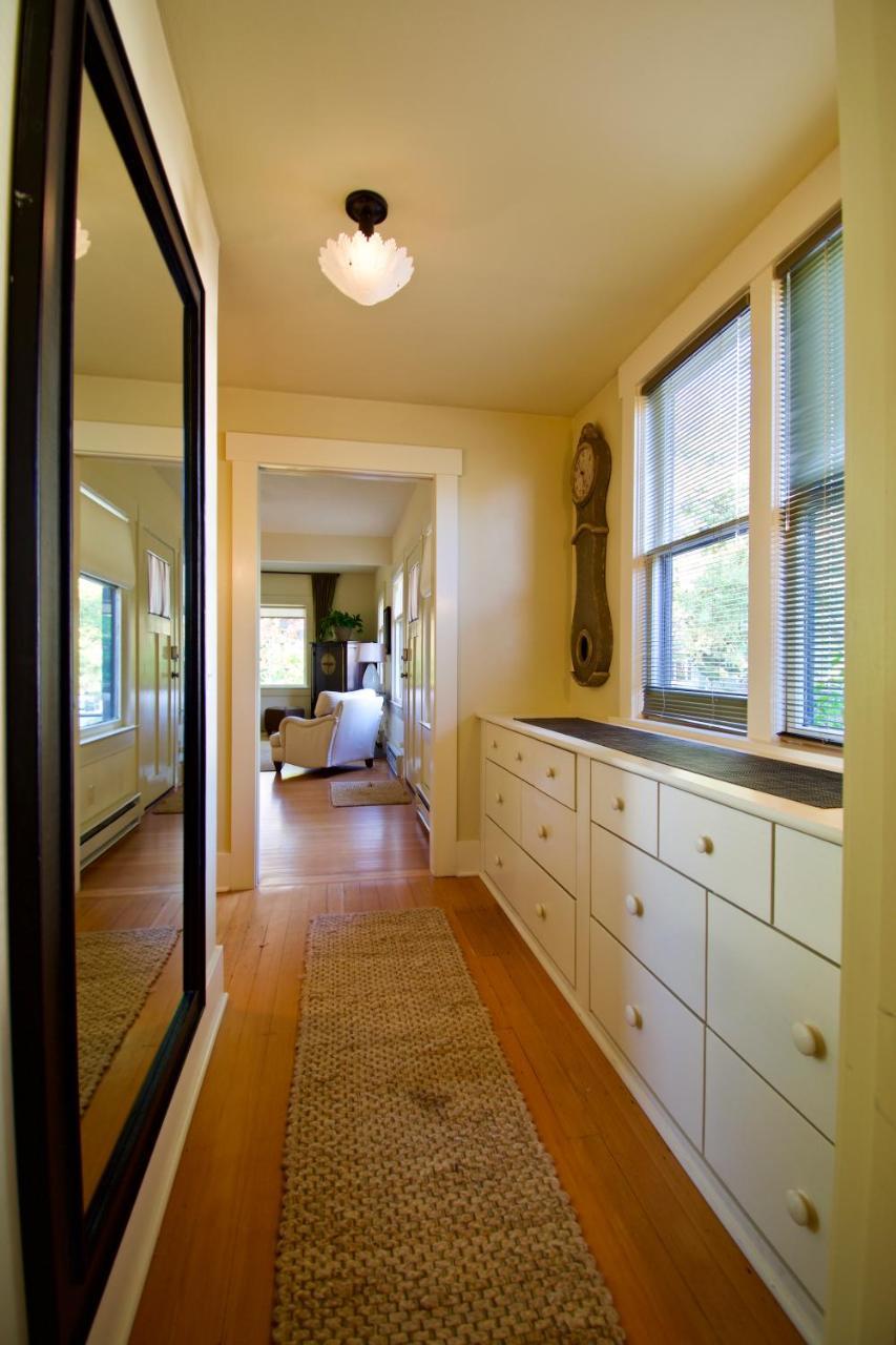 Phinney Ridge Flat With Backyard Oasis Seattle Exterior photo